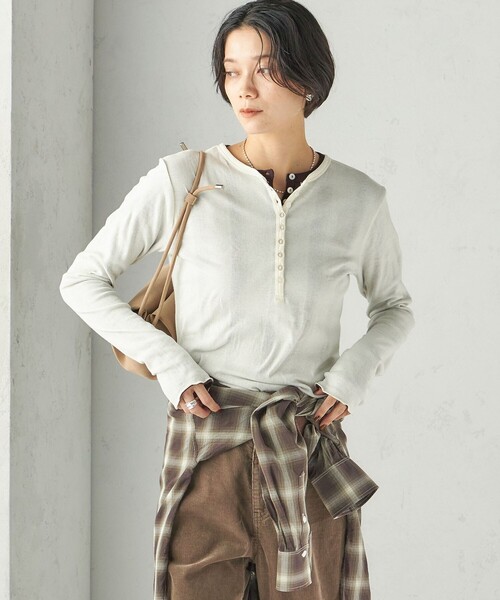 MILLER(ミラー)の「【SHIPS別注】miller:シアー ヘンリー ネック ロング スリーブ TEE 26AW(Tシャツ/カットソー・レディース・ブラウン/ダークグレー/ピンク/オフホワイト/ラベンダー/クリーム・ONE SIZE)」の17枚目の写真