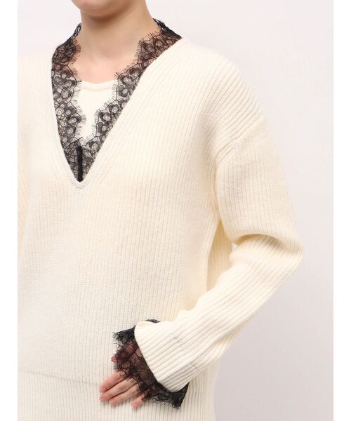 TONAL(トーナル)の「レースドッキングVネックニット(ニット/セーター・レディース・ネイビー/アイボリー/レッド/グレー・MEDIUM)」の5枚目の写真
