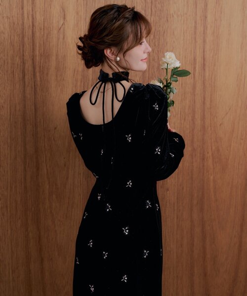 Chico（チコ）の「【SALON by Chico】チョーカー付刺繍ベロアワンピース/ オケージョン（ドレス・レディース・ブラック/ブルー・FREE）」の18枚目の写真