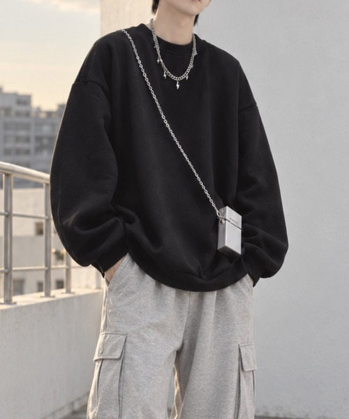 Silly(シリー)の「【ゆるっと着るだけで旬見え!】ビッグシルエットドロップショルダークルーネックスウェット(スウェット・メンズ・ブラック/グレー・XL/L)」の2枚目の写真