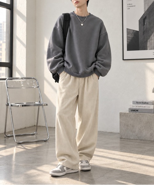 Silly(シリー)の「【ゆるっと着るだけで旬見え!】ビッグシルエットドロップショルダークルーネックスウェット(スウェット・メンズ・ブラック/グレー・XL/L)」の7枚目の写真