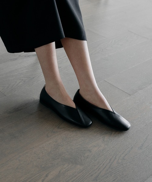 SAPPUN（サプン）の「Rozena(ロゼナ)Vカットラウンドフラットパンプス(220-65105)SAPPUN(サプン)（パンプス・レディース・アイボリー/ブラウン/ブラック・23/23.5/22.5/24/24.5/25）」の4枚目の写真