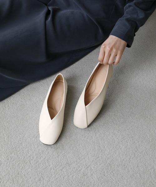 SAPPUN（サプン）の「Rozena(ロゼナ)Vカットラウンドフラットパンプス(220-65105)SAPPUN(サプン)（パンプス・レディース・アイボリー/ブラウン/ブラック・23/23.5/22.5/24/24.5/25）」の16枚目の写真