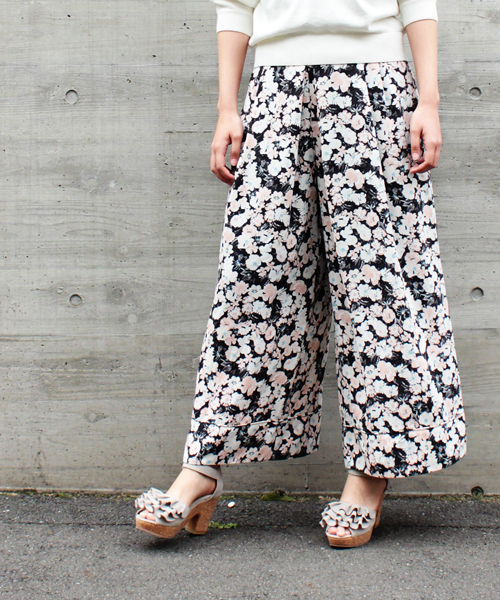 mysty woman（ミスティウーマン）の「デシン花柄プリントワイドパンツ（その他パンツ・レディース・ホワイト系その他/ブラック系その他・FREE）」の2枚目の写真