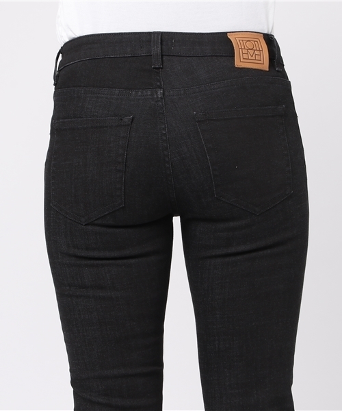 Prefer SHIPS（プリファーシップス）の「toteme:スリムストレートブラックデニム（デニムパンツ・レディース・ブラック・25/26/27）」の6枚目の写真