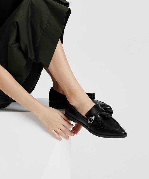 CHARLES & KEITH(チャールズ & キース)の「ラッフルディテールローファー / RUFFLE DETAIL LOAFERS(ローファー・レディース・ブルー/ブラック/レッド・23.5cm/24.5cm/25.5cm/23cm/25cm/22.5cm)」の4枚目の写真