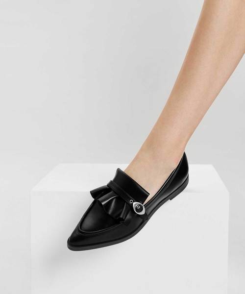 CHARLES & KEITH(チャールズ & キース)の「ラッフルディテールローファー / RUFFLE DETAIL LOAFERS(ローファー・レディース・ブルー/ブラック/レッド・23.5cm/24.5cm/25.5cm/23cm/25cm/22.5cm)」の9枚目の写真