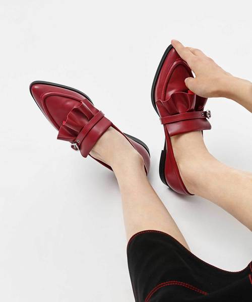 CHARLES & KEITH(チャールズ & キース)の「ラッフルディテールローファー / RUFFLE DETAIL LOAFERS(ローファー・レディース・ブルー/ブラック/レッド・23.5cm/24.5cm/25.5cm/23cm/25cm/22.5cm)」の16枚目の写真