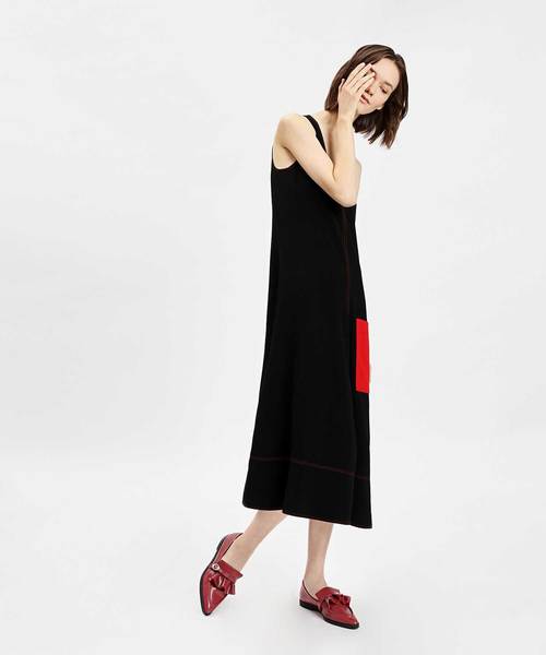 CHARLES & KEITH(チャールズ & キース)の「ラッフルディテールローファー / RUFFLE DETAIL LOAFERS(ローファー・レディース・ブルー/ブラック/レッド・23.5cm/24.5cm/25.5cm/23cm/25cm/22.5cm)」の20枚目の写真