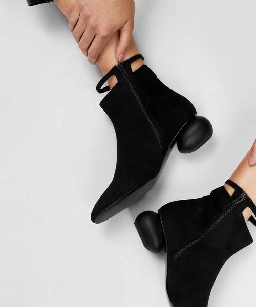 CHARLES & KEITH(チャールズ & キース)の「ぺブルヒールカフブーツ / PEBBLE HEEL CALF BOOTS(ブーツ・レディース・ブラック/バーガンディー・23cm/23.5cm/24.5cm/25cm/22.5cm)」の3枚目の写真