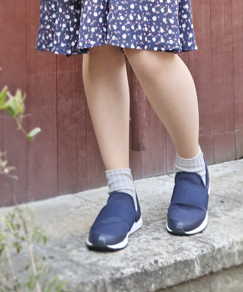 MODE KAORI(モードカオリ)の「撥水スリッポンスニーカー(スニーカー・レディース・ブラック/ネイビー/ブルーグレー・23cm/23.5cm/24cm/22.5cm/24.5cm)」の1枚目の写真