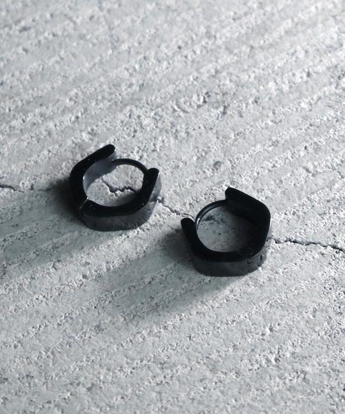YArKA(ヤーカ)の「【YArKA/ヤーカ】stainless series pentagon pierce/ステンレス五角形ピアス(ピアス(両耳用)・レディース・ブラック/シルバー/ゴールド・FREE)」の2枚目の写真