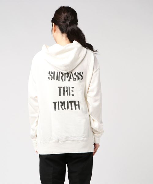 OLD BETTY'S（オールドベティーズ）の「Pigment Dye Sweat Parka(SURPASS～） /ヴィンテージ風 バック 刺繍 スウェット パーカー（パーカー・レディース・ブラック/ネイビー/オフホワイト・40/38）」の4枚目の写真