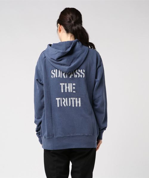 OLD BETTY'S（オールドベティーズ）の「Pigment Dye Sweat Parka(SURPASS～） /ヴィンテージ風 バック 刺繍 スウェット パーカー（パーカー・レディース・ブラック/ネイビー/オフホワイト・40/38）」の7枚目の写真