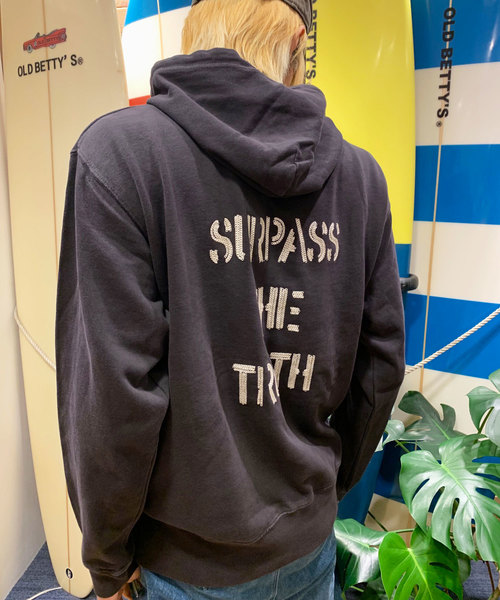 OLD BETTY'S（オールドベティーズ）の「Pigment Dye Sweat Parka(SURPASS～） /ヴィンテージ風 バック 刺繍 スウェット パーカー（パーカー・レディース・ブラック/ネイビー/オフホワイト・40/38）」の11枚目の写真