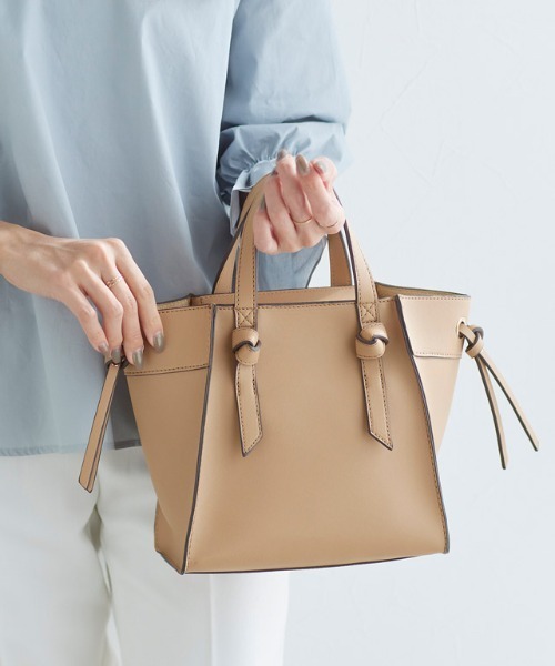 Pierrot(ピエロ)の「ショルダー付きハンドバッグ(ショルダーバッグ・レディース・ライトグレー/キャメル/マスタード/グレイッシュベージュ/ブルー系その他/グリーン系その他/ピンク系その他/ベージュ/ホワイト×ネイビー/その他/モカ/ダークブラウン・FREE)」の5枚目の写真