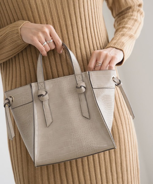 Pierrot(ピエロ)の「ショルダー付きハンドバッグ(ショルダーバッグ・レディース・ライトグレー/キャメル/マスタード/グレイッシュベージュ/ブルー系その他/グリーン系その他/ピンク系その他/ベージュ/ホワイト×ネイビー/その他/モカ/ダークブラウン・FREE)」の6枚目の写真