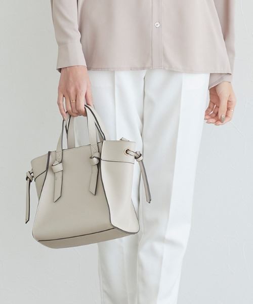 Pierrot(ピエロ)の「ショルダー付きハンドバッグ(ショルダーバッグ・レディース・ライトグレー/キャメル/マスタード/グレイッシュベージュ/ブルー系その他/グリーン系その他/ピンク系その他/ベージュ/ホワイト×ネイビー/その他/モカ/ダークブラウン・FREE)」の2枚目の写真