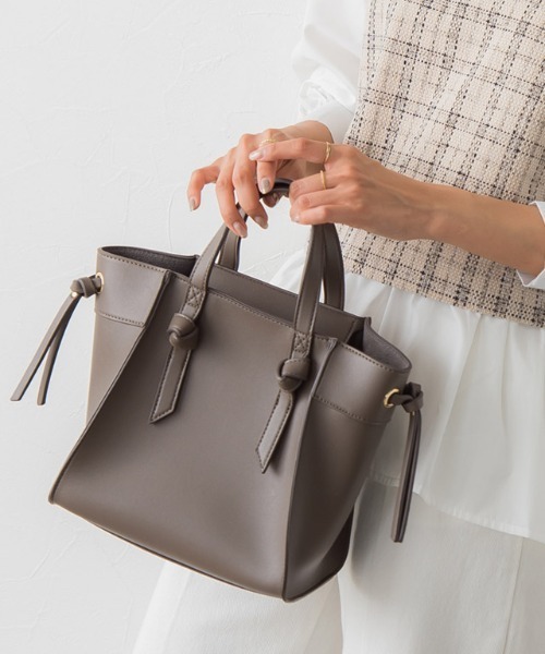 Pierrot(ピエロ)の「ショルダー付きハンドバッグ(ショルダーバッグ・レディース・ライトグレー/キャメル/マスタード/グレイッシュベージュ/ブルー系その他/グリーン系その他/ピンク系その他/ベージュ/ホワイト×ネイビー/その他/モカ/ダークブラウン・FREE)」の4枚目の写真