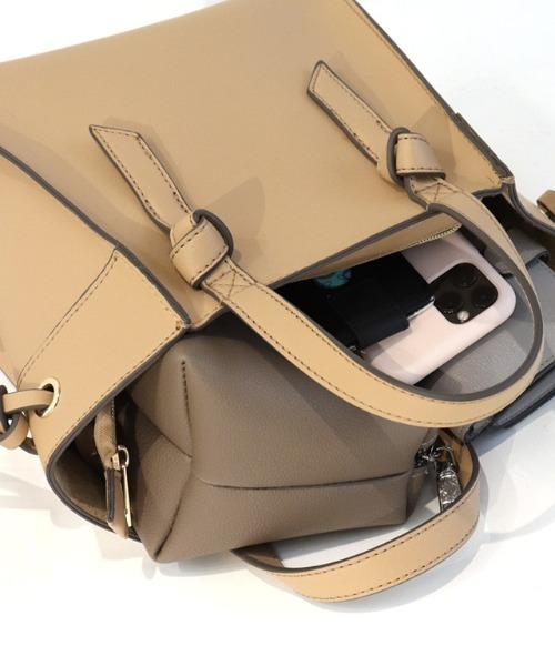 Pierrot(ピエロ)の「ショルダー付きハンドバッグ(ショルダーバッグ・レディース・ライトグレー/キャメル/マスタード/グレイッシュベージュ/ブルー系その他/グリーン系その他/ピンク系その他/ベージュ/ホワイト×ネイビー/その他/モカ/ダークブラウン・FREE)」の15枚目の写真