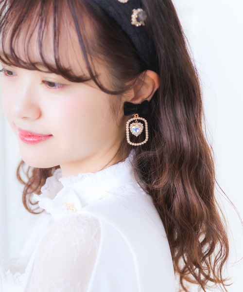 ROJITA（ロジータ）の「スクエアチャーム付きイヤリング（イヤリング・レディース・ブラック/ボルドー・FREE）」の5枚目の写真