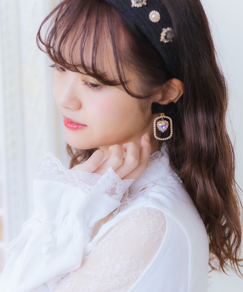 ROJITA（ロジータ）の「スクエアチャーム付きイヤリング（イヤリング・レディース・ブラック/ボルドー・FREE）」の6枚目の写真
