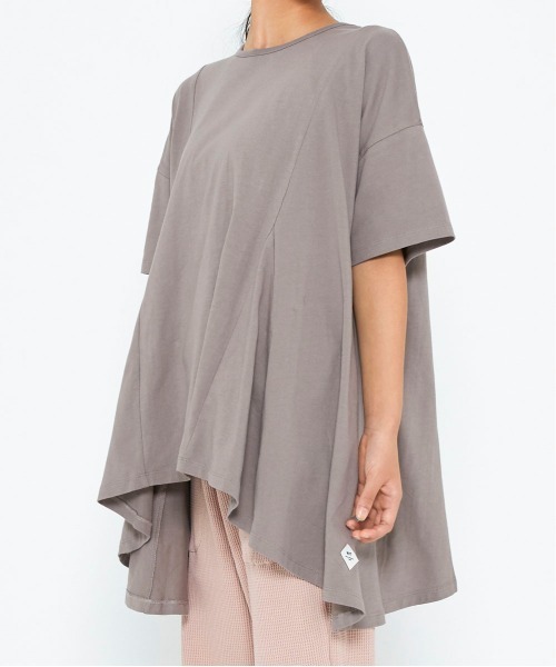 NHT（エヌエイチティー）の「エヌエイチティー フレアーＴシャツ（大人）（Tシャツ/カットソー・レディース・チャコールグレー/ベージュ・F）」の8枚目の写真