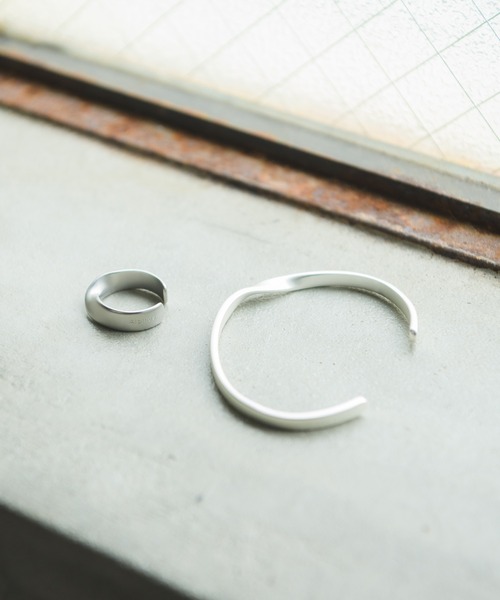 Alpinus(アルピナス)の「Alpinus - logo engraved twistring & twistbangle / ロゴ刻印ツイストリング&ツイストバングル(リング・メンズ・シルバー・FREE)」の2枚目の写真