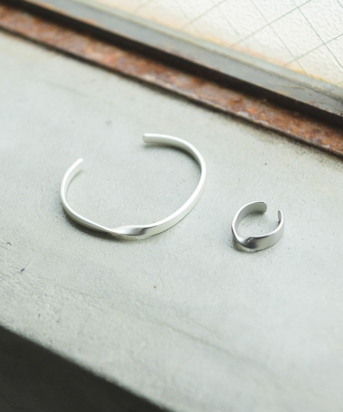 Alpinus(アルピナス)の「Alpinus - logo engraved twistring & twistbangle / ロゴ刻印ツイストリング&ツイストバングル(リング・メンズ・シルバー・FREE)」の4枚目の写真