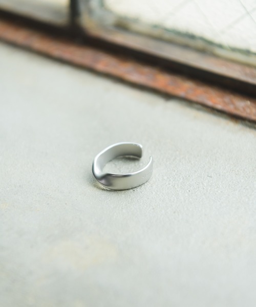 Alpinus(アルピナス)の「Alpinus - logo engraved twistring & twistbangle / ロゴ刻印ツイストリング&ツイストバングル(リング・メンズ・シルバー・FREE)」の7枚目の写真