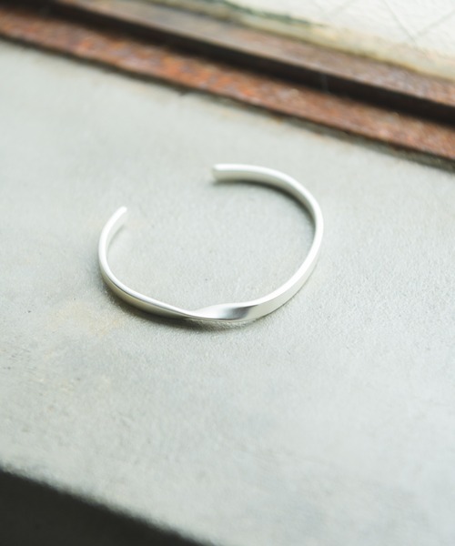 Alpinus(アルピナス)の「Alpinus - logo engraved twistring & twistbangle / ロゴ刻印ツイストリング&ツイストバングル(リング・メンズ・シルバー・FREE)」の8枚目の写真