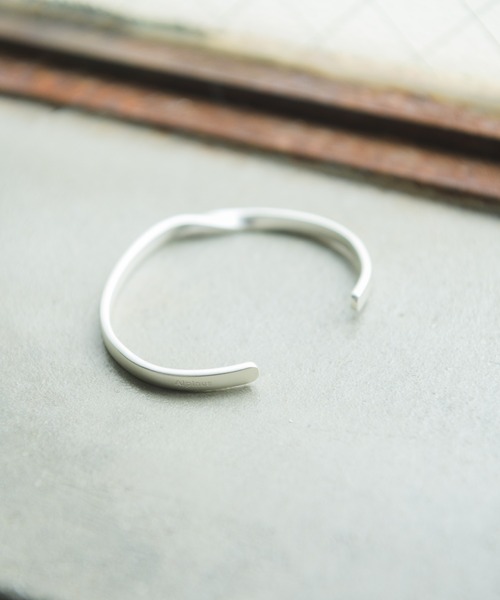 Alpinus(アルピナス)の「Alpinus - logo engraved twistring & twistbangle / ロゴ刻印ツイストリング&ツイストバングル(リング・メンズ・シルバー・FREE)」の9枚目の写真