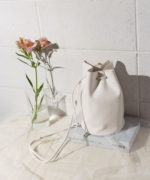 me+em select（ミームセレクト）の「巾着バケツボンサックショルダーバッグ（ショルダーバッグ・レディース・ベージュ/レッド系その他/ブラック/ホワイト・FREE）」の16枚目の写真