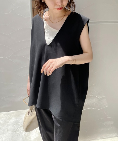 CAPRICIEUX LE'MAGE（カプリシューレマージュ）の「ジョーゼット深Vベスト（ベスト・レディース・グレイッシュベージュ/ブラック・FREE）」の2枚目の写真