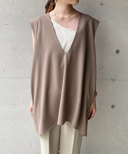 CAPRICIEUX LE'MAGE（カプリシューレマージュ）の「ジョーゼット深Vベスト（ベスト・レディース・グレイッシュベージュ/ブラック・FREE）」の5枚目の写真