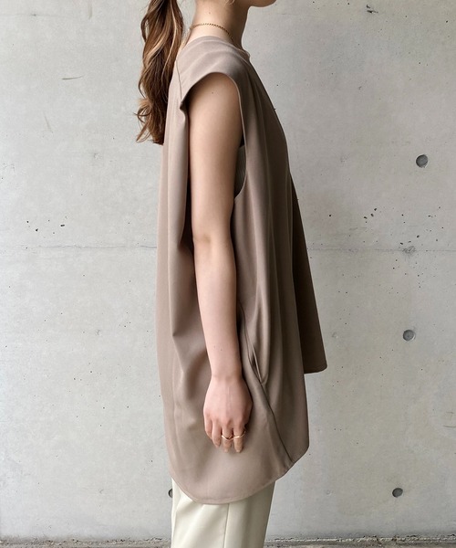 CAPRICIEUX LE'MAGE（カプリシューレマージュ）の「ジョーゼット深Vベスト（ベスト・レディース・グレイッシュベージュ/ブラック・FREE）」の6枚目の写真