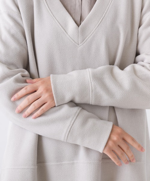 OMNES(オムネス)の「ウールタッチリブニットソー深Vネックプルオーバー(ニット/セーター・レディース・ベージュ/グレー系その他/チャコール・FREE)」の5枚目の写真