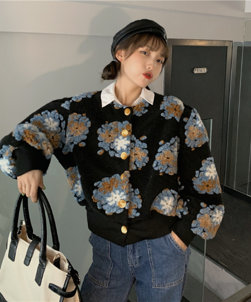 emi+(エミプラス)の「バイカラーボアドッキングニットカーディガン(ニット/セーター・レディース・ブラック/ブルー/ネイビー・FREE)」の4枚目の写真