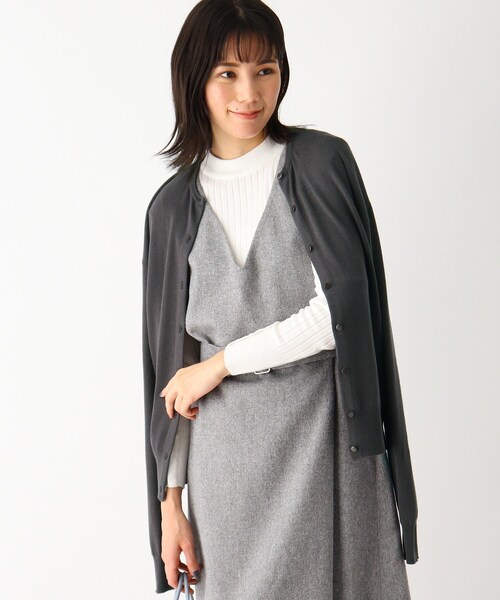 SOUP（スープ）の「◆【洗える/吸湿発熱・ソリストヒート(R)】クルーネックカーディガン（カーディガン/ボレロ・レディース・チャコールグレー/ライトグレー/ブラック/ダークグリーン/オフホワイト/サックスブルー/ブルー/ライトグリーン/サンドベージュ/ベビーピンク/ホワイト系5/ブラック系2/レッド系1/ゴールド系2・11/09）」の6枚目の写真