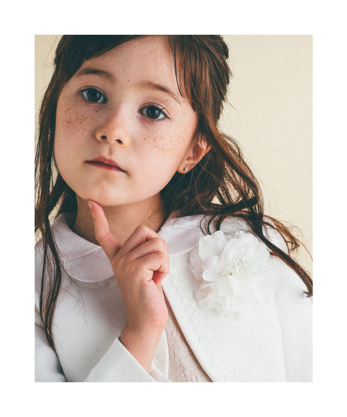 Tartine et Chocolat(タルティーヌエショコラ)の「TartineetChocolat/日本製フォーマルサテンオーガンジーフラワーモチーフコサージュ(ブローチ/コサージュ・キッズ・ネイビー/ホワイト・ONESIZE)」の1枚目の写真