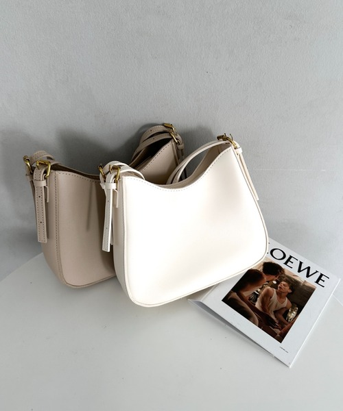 MYMOOD.（マイムード）の「leather big belt shoulder bag／PU太ベルトショルダーバッグ ２WAYショルダーバッグ（ショルダーバッグ・レディース・ブラック/ブラウン/ベージュ/アイボリー・FREE）」の2枚目の写真