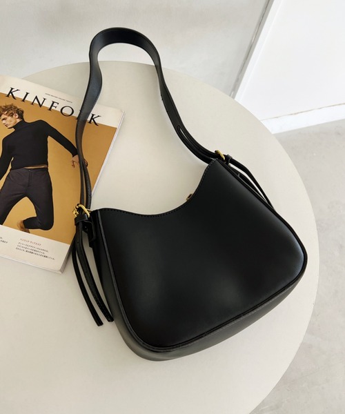 MYMOOD.（マイムード）の「leather big belt shoulder bag／PU太ベルトショルダーバッグ ２WAYショルダーバッグ（ショルダーバッグ・レディース・ブラック/ブラウン/ベージュ/アイボリー・FREE）」の22枚目の写真