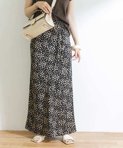 URBAN RESEARCH（アーバンリサーチ）の「ランダムフラワープリントスカート（スカート・レディース・ブラック/ネイビー・38/36）」の14枚目の写真