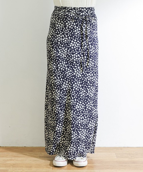 URBAN RESEARCH（アーバンリサーチ）の「ランダムフラワープリントスカート（スカート・レディース・ブラック/ネイビー・38/36）」の13枚目の写真