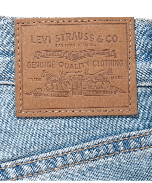 Levi's（リーバイス）の「Levi's/リーバイス スリット フロント スカート ライトインディゴ WORN IN（デニムスカート・レディース・ライトインディゴブルー・27inch/25inch/23inch/24inch/28inch/26inch）」の3枚目の写真