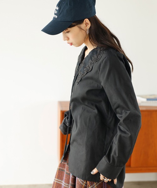 GeeRA(ジーラ)の「レース刺しゅう衿ブラウス(シャツ/ブラウス・レディース・ブラック/オフホワイト・MEDIUM/LARGE)」の7枚目の写真