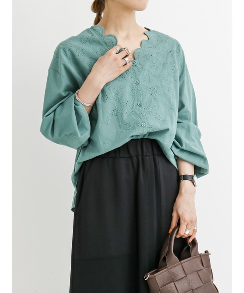 Samansa Mos2 blue（サマンサモスモスブルー）の「スカラップ刺繍ブラウス（シャツ/ブラウス・レディース・ブラック/グリーン/マスタード・ﾌﾘ-）」の3枚目の写真