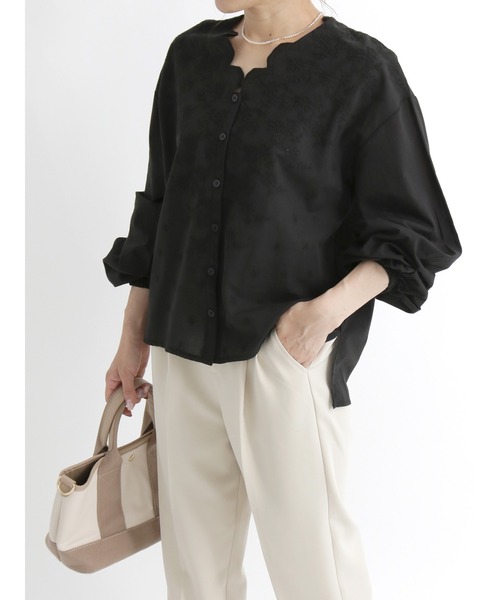 Samansa Mos2 blue（サマンサモスモスブルー）の「スカラップ刺繍ブラウス（シャツ/ブラウス・レディース・ブラック/グリーン/マスタード・ﾌﾘ-）」の2枚目の写真