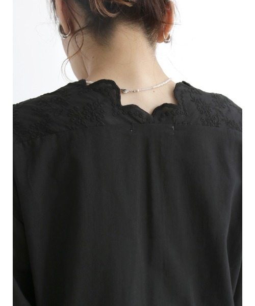 Samansa Mos2 blue（サマンサモスモスブルー）の「スカラップ刺繍ブラウス（シャツ/ブラウス・レディース・ブラック/グリーン/マスタード・ﾌﾘ-）」の6枚目の写真