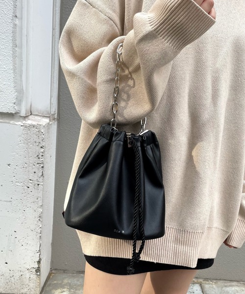 WHO'S WHO gallery（フーズフーギャラリー）の「【SixM/シックスエム】サテン/フェイクレザー巾着（ハンドバッグ・レディース・ブラック/ブラック系/シルバー・FREE）」の4枚目の写真